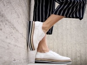 【レディースシューズ】即日～長期 ＜ハーモニープロダクツ  セレクト /  日本橋高島屋＞可愛いからきれい目までバリエーション豊富なレディースシューズブランドのセレクトショップで販売◇ 時給1500円＋交通費 / 週払いOK / 私服勤務 / 20代.30代.40代前半女性スタッフさん活躍中！＜専用フォームの返信＆オンラインで登録OK＞AP-T-harm-d