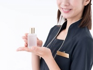 【正社員】都内各店でフレグランスアドバイザー募集中！『L'Atelier des Parfums ラトリエ デ パルファム』渋谷エリア・新宿エリア・銀座エリアの各店◇世界各国40以上のブランドを取り扱う正規輸入代理店で働くチャンス！年収280万～340万円 / 通勤他各種手当 / 社会保険完備 / 賞与年2回 / インセンティブ支給 / 制服貸与◇  AP-T-burub-lateli