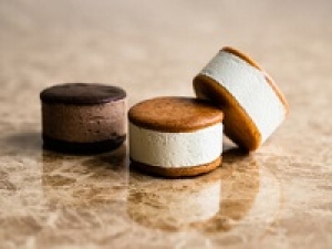 年末の洋菓子販売　12/21～12/31【金・土・日出勤 /15:30～20:00時短】未経験歓迎！NYスタイルのチーズ菓子専門店で洋菓子販売＜東京駅構内＞時給1700～1800円＋交通費 / 週払いOK / Wワーク / 扶養内 / 何かしらの販売経験があればOK / 期間限定の好条件＆高時給 / テキパキ動く事が好きな方におススメ！学生.20代.30代.40代女性スタッフさん活躍中！＜専用フォーム返信＆オンラインで簡単登録＞tan-F-pl-nyperf