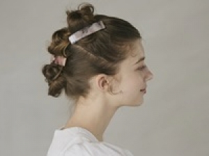 【正社員】ストアスタッフ募集＜ALEXANDRE DE PARIS (アレクサンドル ドゥ パリ) 　日本橋三越＞ラグジュアリーなヘアアクセサリーブランドで販売■アパレル・服飾販売経験者歓迎！【年俸250～300万円 / 福利厚生充実 / 20代,30代女性活躍中】AP-T-ale