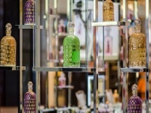 ＜インバウンド対応＞中国語・英語が出来る方歓迎■長期■時給1400円以上(経験有)+交通費■フレグランスアドバイザー募集■人気のブランドを取り揃えたフレグランスショップ＜成田空港第1ターミナル 南ウィング / FaSoLa Cosmetic&amp;Perfumery＞【週払いOK / 社保完備 / 制服貸与あり / フレグランス未経験OK！コスメ販売経験者優遇 / スタート日相談OK】20代.30代.40代女女性活躍中！＜専用フォームの返信＆オンラインで簡単登録＞AP-T-burub