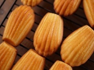 洋菓子未経験OK！【即日～長期　阪急うめだ本店】ケーキ・プチガトー・クッキー・サクサクパイなど人気の洋菓子販売◇洋菓子販売デビュー歓迎◇時給1300～1400円＋交通費 / 週払いOK / 20代.30代.40代 男女活躍中！＜専用フォームの返信＆LINEビデオで簡単登録＞FD-K-ed-ante①