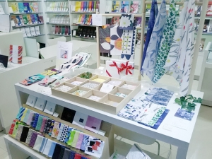 ■即日～長期■企業様とのお顔合わせなし！採否結果が早い！■ハンカチ・ミニタオル・ポーチなどの服飾雑貨販売＊渋谷西武■時給1450円以上(経験有)＋交通費■早番の日は18時前に退勤OK！■週払いOK / 私服勤務■ 20代.30代.40代前半女性スタッフ活躍中！＜専用フォームの返信＆オンラインで簡単登録＞AP-T-blm