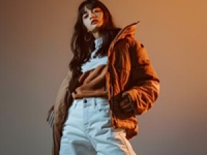 【週3～/実働6H～相談OK】即日～1/13＜新宿高島屋＞アパレル未経験OK！ミラノ発のファッションブランド◇洗練されたデザイン・優れた機能性ダウンが有名◇ 時給1450～1600円＋交通費 / 経験者優遇あり / 週払いあり / 制服貸与◇20代.30代,40代.50代 女性活躍中！＜専用フォーム返信＆オンラインで簡単登録＞tan-A-wr-tat