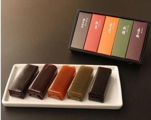 【和菓子未経験OK】即日~長期 / 週4~5日 <京都大丸>羊羹で有名な京都の老舗店販売のお仕事◇時給1450~1550円+交通費◇上下制服貸与あり◇20代.30代.40代.50代女性活躍中!<専用フォームの返信&LINEビデオで簡単登録>FD-K-tora