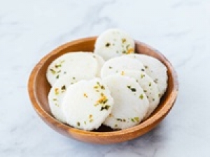 即日～長期＜九段店＞和菓子未経験OK！ロングセラーのしろえびせんべいは変わらぬおいしさで人気NO１！富山の老舗店☆米菓専門店でお煎餅やお団子の販売 ◇日祝休み◇時給1500円＋交通費 / 週払いOK / 駅チカ / 20代.30代.40代.50代前半女性活躍中！＜専用フォーム返信＆オンラインで簡単登録＞FD-T-sar