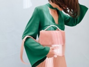 【年末年始のSALE販売応援】アパレル未経験・デビュー歓迎【12/1～2026.1/14】シーズナル時給1700～1800円+交＜越谷レイクタウンアウトレット＞アメリカ発の人気ファッションブランドでバッグや革小物の販売補助＆バックヤード◇週払いOK ◇ 学生.20代.30代.40代女性活躍中！＜専用フォーム返信＆オンラインで登録OK＞tan-A-sale-kate-d