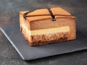 即日~長期 <阪急三番街> 安定の美味しさ、優しい甘さで世代を超えて人気!長方形のチョコレートケーキが有名のSHOPで販売◇時給1350~1550円+交通費 / 週払いOK 20代.30代.40代前半 女性活躍中!<専用フォームの返信&LINEビデオで簡単登録>FD-K-tps