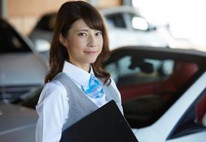 即日～長期◆未経験歓迎！大手国産車ディーラーで営業アシスタント【スズキアリーナ 戸塚】店頭でのお客様対応・システム入力などの事務・電話対応◆時給1700円/月収例28万円/交通費支給/週払いOK/土日含む週4～5日/毎週水曜定休日/20代～40代半ば女性活躍中！＜専用フォーム返信＆オンラインで簡単登録＞ OF-T-suzu-totsuka