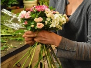 【✿青山フラワーマーケット✿ 母の日アレンジメントスタッフ】時給1500円＋交＜5/7～5/10　大井町トラックス＞ライフスタイル&times;フラワーがコンセプト★パリのマルシェのようなおしゃれなフラワーショップでブーケ制作◇販売/レジなし◇ 週払いOK / スニーカーOK / 駅チカ / 20代.30代.40代.50代前半 女性活躍中！＜専用フォーム返信＆オンラインで簡単登録＞tan-O-aofla