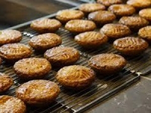 未経験OK！書類選考のみ【洋菓子の短期催事販売】時給1550円＋交通費＜7/14～9/28　東京駅＞TVでも紹介の超人気店！バターが主役！バタースイーツ菓子専門店で販売のお仕事◇週3～5日 / スニーカーOK / 週払いOK / 1人体制なし ◇学生さん/20代.30代.40代女性活躍中！＜専用フォーム返信＆オンラインで簡単登録＞FD-T-shuku-bata