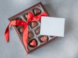 ＜バレンタイン催事販売＞未経験歓迎！＜2/6～2/15　新宿伊勢丹＞大人のミルクチョコレートブランドで販売◇ オンラインショップのみのブランドが期間限定催事◇時給1500～1600円＋交通費支 / 週払いO / 学生.20代.30代.40代.代女性スタッフさん活躍中！＜専用フォーム返信＆オンラインで簡単登録＞tan-F-VD-ed-muri