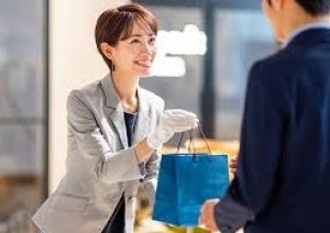 【正社員】あなたのキャリアを更なる高みへ！フランス発ラグジュアリーブランド販売スタッフ＜都内各地＞年収340万～600万円 / インセンティブ支給あり / 社会保険完備 / 年間休日122日 / そのほか福利厚生充実の大手企業！   AP-T-lv-d