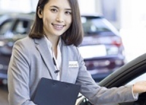 即日～長期☆未経験歓迎・受付事務デビュー♪ドイツの老舗高級車ショールームスタッフ＜ポルシェセンター横浜青葉＞受付案内やドリンクサービス・簡単な事務など◇時給1650円/月収例29万円/交通費支給/週払いあり/ 制服貸与☆20代,30代女性活躍中＜専用フォーム返信＆オンラインで簡単登録＞ OF-T-impr