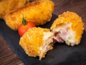 【午後から】食品未経験OK！＜12/17～12/23　新宿京王＞時給1450～1550円＋交通費 / 週払いOK◇濃厚でリッチなオリジナルクリームコロッケ・お弁当販売◇スニーカーOK◇書類選考のみ◇学生.20代.30代.40代.50代女性スタッフさん活躍中！＜メール返信だけで登録OK！来社不要！＞tan-f-lamp-rich①