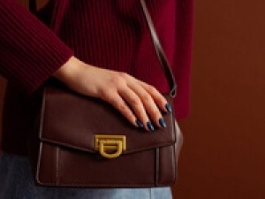 ■2/1～長期■実働7.5H＝週2～3日 / 時短勤務＝週3～4日■  時給1300円(経験者)＋交＜金沢アトリオ＞大人気！NY生まれの有名ブランドで販売◇スタイリッシュで使い心地良いアイテムはオフィスでもプライベートでも活躍♪ ◇ウィメンズ＆バッグ・レザー小物＆ジュエリー・アクセサリー＆シューズ＆時計等【週払いOK・社販なし / 制服貸与・社保有給完備・20代,30代.40代女性スタッフ活躍中】＜専用フォーム返信＆オンラインで簡単登録＞AP-T-micha-in