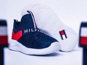 ＜子供服＞■長期■時給1500円(経験有)+交通費全額支給■アパレル未経験OK■＜TOMMY HILFIGER /トミーヒルフィガー　新宿伊勢丹＞NYで誕生したライフスタイルブランドで販売【週払いOK・制服貸与・ブランク有,経験浅い方もOK・20代,30代女性スタッフ活躍中】＜専用フォーム返信＆オンラインで簡単登録＞ AP-T-tomh-d