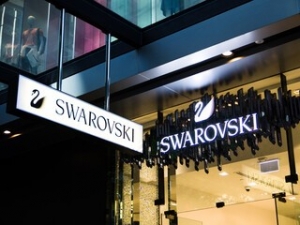 ＜Swarovski（スワロフスキー）梅田大丸＞ジュエリー販売！《 月10日～11日勤務 》アパレル・百貨店勤務経験者歓迎【時給1500～1600円】◇◇毎日に特別な輝きをもたらす世界最高峰のジュエリーおよびアクセサリーブランド◇◇オンライン登録OK！制服貸与あり！週払いOK！交通費支給！ap-k-swa-umedai