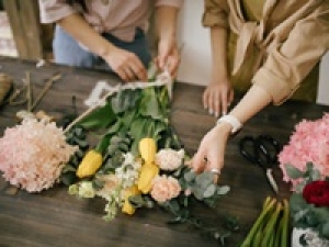 【✿青山フラワーマーケット✿ 母の日アレンジメントスタッフ】時給1500円＋交＜5/2(土)　大宮ルミネ＞ライフスタイル&times;フラワーがコンセプト★パリのマルシェのようなおしゃれなフラワーショップでブーケ制作◇販売/レジなし◇ 週払いOK / スニーカーOK / 駅チカ / 20代.30代.40代.50代前半 女性活躍中！＜専用フォーム返信＆オンラインで簡単登録＞tan-O-aofla