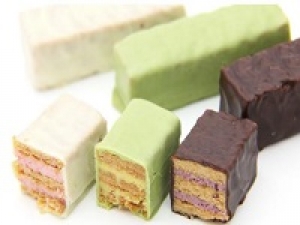 長期＜洋菓子販売 / 渋谷ヒカリエ＞スタート日相談OK◇時給1500円＋交 / 週払いOK◇チョコレートでコーテイングしたミルフィユ菓子発祥◇個包装＆オシャレなパッケージ◇一口サイズのプチフールや焼き菓子などギフトにも喜ばれる人気ブランド◇20代.30代.40代前半の女性スタッフさん多数活躍中！＜専用フォーム返信＆オンラインで簡単登録＞FD-T-ruru①