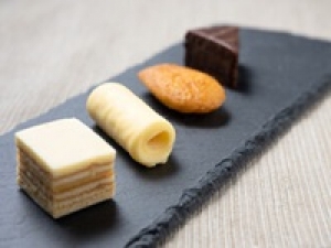 【和洋菓子の販売 / 上野】即日～長期◇時給1500円＋交通費 / 週払いOK◇大人から子供まで人気！どら焼き、カステラ、焼きラスク、クッキーなど和洋菓子販売◇ 接客経験＆レジ経験があればエントリーOK / 包装経験者も大歓迎！20代.30代.40代.50代半ばの女性スタッフさん活躍中！＜専用フォーム返信＆オンラインで簡単登録＞FD-T-kuro②-d