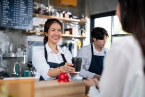 ■■今だけ！来社登録特典！商品券プレゼント♪■■ □■即日～長期□■羽田空港ターミナルビルのカフェ・エスプレッソバー＜DEAN＆DELUCA/ディーン アンド デルーカ/羽田空港＞お土産におすすめのギフト品コーナー併設■□カウンター接客やレジなどカフェ業務全般□■週3～5日/1日6～8時間■□時給1500円+交通費支給・月給例26万円・週払いOK・20代,30代,40代男女活躍中！＜専用フォーム返信＆オンラインで登録OK＞OT-h-dean-hane-cafe