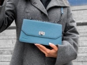 ■長期 ■時給1500円(経験有)+交■未経験OK■＜御殿場アウトレット＞大人気！NY生まれの有名ブランドで販売◇スタイリッシュで使い心地良いアイテムはオフィスでもプライベートでも活躍♪ ◇ウィメンズ・メンズアパレル＆バッグ・レザー小物＆アクセサリー・ジュエリー＆シューズ＆時計等【車通勤OK・週払いOK・社販なし / 制服貸与・社保有給完備・20代,30代男女スタッフ活躍中】＜専用フォーム返信＆オンラインで簡単登録＞AP-T-micha-out-d