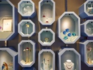 ■即日～長期■時給1500～1600円+交通費全額支給■＜Swarovski/スワロフスキー　北千住マルイ＞クリスタルジュエリーブランドで販売◇スマホケース、時計、キーホルダー◇未経験も歓迎！20代,30代.40代女性スタッフ活躍中！【週払いOK／ジュエリー＆制服貸与／社保有給完備／駅から徒歩5分以内】＜専用フォーム返信＆オンラインで簡単登録＞AP-T-suwa