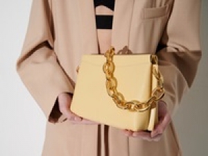 ■3/1～長期■実働6H時短勤務 / 週3～4日■  時給1300円(経験者)＋交＜金沢アトリオ＞大人気！NY生まれの有名ブランドで販売◇スタイリッシュで使い心地良いアイテムはオフィスでもプライベートでも活躍♪ ◇ウィメンズ＆バッグ・レザー小物＆ジュエリー・アクセサリー＆シューズ＆時計等【週払いOK・社販なし / 制服貸与・社保有給完備・20代,30代.40代女性スタッフ活躍中】＜専用フォーム返信＆オンラインで簡単登録＞AP-T-micha-in