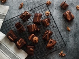 年末年始の洋菓子販売　12/16～1/11【9:00～18:00】未経験歓迎！未新食感！バターとショコラの組み合わせを追求したスイーツ専門店で洋菓子販売＜東京グランスタ＞時給1500～1600円＋交通費 / 週払いOK / Wワーク / 扶養内 / 何かしらの販売経験があればOK / 期間限定の好条件＆高時給 / テキパキ動く事が好きな方におススメ！学生.20代.30代.40代女性スタッフさん活躍中！＜専用フォーム返信＆オンラインで簡単登録＞tan-F-pl-parisb