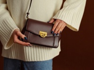 【年末年始のSALE販売応援】アパレル未経験・デビュー歓迎【12/16～2026.1/15】シーズナル時給1700～1800円+交＜札幌北広島アウトレット＞アメリカ発の人気ファッションブランドでバッグや革小物の販売補助＆バックヤード◇週払いOK / 車通勤OK◇ 学生.20代.30代.40代女性活躍中！＜専用フォーム返信＆オンラインで登録OK＞tan-A-sale-kate-d