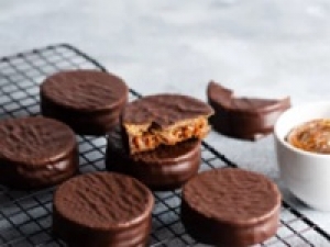 ■■大量募集■■ 未経験OK！書類選考のみ【洋菓子の短期催事販売】短期＜12/26～1/13　柏高島屋＞贅沢なショコラ専門店◇ ショコラサンド、フィナンシェ、パイサンド等の洋菓子販売◇時給1300～1400円＋交通費・週払いOK・週3～5日 / スニーカーOK◇学生/20代.30代.40代男女活躍中！＜専用フォーム返信＆オンラインで簡単登録＞tan-F-shuku①-tailo