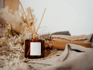 【正社員】フレグランスアドバイザー募集 ＜L&#039;Atelier des Parfums ラトリエ デ パルファム　日本橋高島屋＞世界的人気ブランドのフレグランス正規輸入代理店で働くチャンス！年収280万～350万円 / 通勤他各種手当＆保険完備 / 年1回昇給・インセンティブ支給有 / 20代～40代前半女性活躍中！　AP-T-burub-lateli