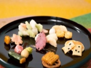 ■時給UP期間中■即日～長期＜渋谷ヒカリエ ＞口の中にふんわり広がるお米の香り☆おかき専門店でおかき・あられなどの和菓子販売◇時給1500円＋交通費◇パッケージのセンスの良さも魅力的◇20代.30代.40代.50代前半 男女スタッフさん活躍中！週払いOK / 社保完備 / 有給あり＜専用フォーム返信＆オンラインで簡単登録＞FD-T-okaki①-d