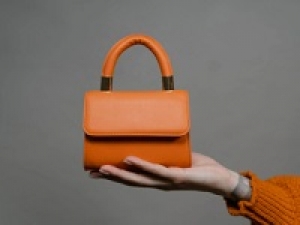 ＜3/1～4/30　銀座三越＞クワイエット ラグジュアリーブランド◆ミラノ発・美しいカラー、カジュアルにもフィット、ファッションメディアやSNSなどで話題◇バッグ・革小物等の販売◇時給1650～1700円＋交通費 / 週払いOK / 20代.30代.40代.50代半ば 男女スタッフさん活躍中！＜専用フォーム返信＆オンラインで登録OK＞tan-A-vale