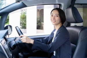 即日～長期＊高級ドイツ車のショールームでアドバイザーアシスタント＜メルセデス・ベンツ 柏＞車両回送業務メインにお客様対とPC事務を担当＊時給1500円/月収例24万円/交通費支給/週払いOK/毎週月曜定休日/30代～50代前半男女活躍中！＜専用フォーム返信＆オンラインで簡単登録＞  OF-T-yana-kashiwa