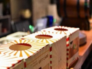 【くじ引き＆景品対応 / 品出し】時給1650円＋交＜12/1～12/30　九段路面店＞ロングセラーのしろえびせんべいは変わらぬおいしさで人気NO１！富山の老舗米菓専門店◇お客様にも好評の年末抽選イベント◇日祝お休み◇週4～5日◇週払いOK ◇学生.20代.30代.40代.50代前半の男女スタッフさん活躍中！＜専用フォーム返信＆オンラインで簡単登録＞tan-F-sar