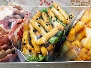 即日～長期＜浜町駅＞もちもちのどら焼き、サクサクのおかき等☆上品なパッケージで手土産にも喜ばれる有名和菓子店◇本社でお菓子の箱詰めや形成作業など◇時給1400円＋交通費 / 週払いOK / 駅チカ / 17:15までのでプライベートも充実！20代.30代.40代.50代前半 女性スタッフさん多数活躍中＜専用フォーム返信＆オンラインで簡単登録＞FD-T-ginbo①