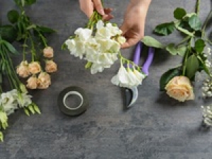 【✿青山フラワーマーケット✿ Xmas・年末アレンジメントスタッフ】時給1500円＋交通費＜12/24～12/30　上野エキュート＞ライフスタイル×フラワーがコンセプト★パリのマルシェのようなおしゃれなフラワーショップでブーケ制作◇販売/レジなし◇ 週払いOK / スニーカーOK / 扶養内 / 駅チカ / 20代.30代.40代.50代女性スタッフさん活躍中！＜専用フォーム返信＆オンラインで登録OK＞＞tan-O-aofla