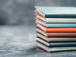 〖新宿伊勢丹〗即日～長期・3ヶ月の短期もOK■時給1400～1800円(経験による)・交通費支給■英国ラグジュアリーを代表するレザー雑貨ブランドで販売『バッグ・スモールレザー・ステーショナリー等』アパレル未経験も相談OK！【週払い可・制服貸与・シンプルネイルOK・20代,30代,40代.50代活躍中】＜専用フォーム返信＆オンラインで簡単登録＞AP-T-smyt