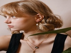 ＊即日～長期・週3日からOK！＊時給1600円以上(経験有)+交通費＊日常に寄り添うジュエリーの販売 ＜有楽町ルミネ＞デイリー使いから特別な1点までバリエーション豊富に展開＊ジュエリー未経験歓迎！物販経験があればOKです♪＊週払いOK・服装 貸与あり・社保有給完備＊20代,30代,40代女性スタッフ活躍中！＜専用フォーム返信＆オンラインで簡単登録＞ AP-T-lila