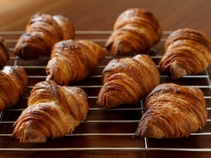 【紹介予定派遣】半年後には企業の直雇用☆★名古屋栄三越のパン製造のお仕事★☆彡【時給1250～1300円＆交通費】★朝6時スタート！16時までに退社できます★三越百貨店を中心に展開♪ミニクロワッサンが人気！◇オンラインで登録OK！週払いOK！交通費支給◇fd-k-johsei②