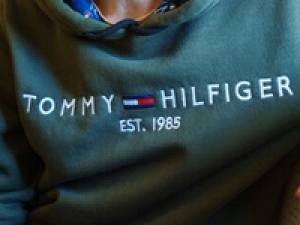 【即日～1ヶ月 ※MAX10/末まで相談OK】時給1450円＋交通費＜TOMMY HILFIGER (トミーヒルフィガー)　上野パルコヤ＞クラシックなアメリカンスタイルのNYブランド『メンズ・レディース・キッズ複合店』アパレル販売◇週払いOK◇20代.30代男女スタッフさん活躍中！＜専用フォーム返信＆オンラインで簡単登録＞tan-A-tomh