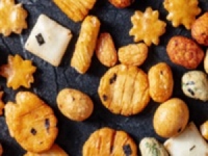 ★即日～長期＜京都伊勢丹＞あられやおかきなどの販売◇時給1350円～＋交通費◇週2～3日◇20代.30代.40代.50代前半 男女スタッフさん活躍中！週払いOK / 社保完備 / 有給あり＜専用フォームの返信＆LINEビデオで簡単登録＞FD-K-okaki