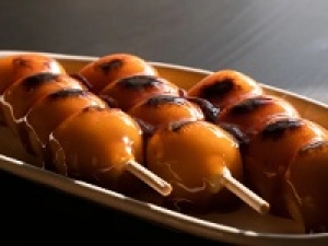 【和菓子の催事販売】マネキン日給12,500円＋交通費(時給換算 1785円）＜3/19～3/21　 エキア川越＞ 鎌倉にある和菓子屋さん『かもや幾世』ふっくら弾力のある生地のどら焼きが人気！お団子など和菓子販売◇なにかしらの販売＆レジ経験があればOK！駅直結・学生/20代.30代.40代.50代女性活躍中！＜専用フォーム返信＆オンラインで簡単登録＞tan-F-kamo①