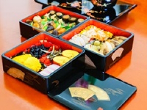 ＼大量募集／【お仕事終了時にお給料手渡し】12/30(火)22:30～12/31(水)翌7:15【夜勤】深夜時給1938円＋交通費 / 日給例14000～ 川越/配送センター】難しい内容なし〖おせち仕分け・梱包・軽作業〗未経験・お友達や家族と一緒にできる！【服装自由・車/自転車通勤OK・ロッカールームあり・休憩所あり】年末駆け込みで高収入◇20代.30代.40代.50代男女活躍中＜専用フォーム返信＆オンラインで簡単登録＞ tan-A-maruhiro②