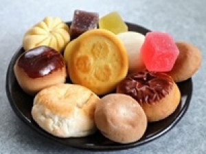 食品未経験OK/ 即日～長期＜日本橋三越＞名古屋尾張を代表する老舗店で和菓子販売◇優しい味、ロングセラーの定番商品から、現代に映える和スイーツまで人気のお店◇時給1500円＋交通費 / 週払いOK / 社保完備◇20代.30代.40代.50代女性スタッフさん活躍中！＜専用フォーム返信＆オンラインで簡単登録＞FD-T-ryogu-d