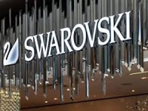 ■6月頃～長期■時給1450円以上(経験有)+交通費全額支給＜Swarovski(スワロフスキー)　千葉エリア＞クリスタルジュエリーブランドで販売◇スマホケース、時計、キーホルダーなど【ジュエリー＆制服貸与 / 社保有給完備 / 週払いOK / 駅から徒歩5分以内 / 20代,30代女性スタッフ活躍中 / スタート日相談できます】＜専用フォーム返信＆オンラインで簡単登録＞AP-T-suwa