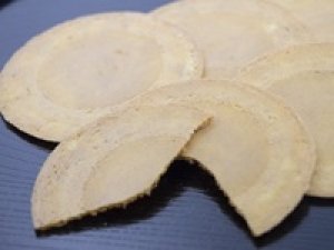 洋菓子デビュー歓迎！即日～長期＜洋菓子販売　鎌倉駅路面店＞ほのかな甘さが上品♪サクっとしたおせんべいにクリームの鎌倉銘菓が大人気！和洋菓子の販売スタッフ◇時給1550円＋交通費 / 週払いOK◇9:00～19:00内シフト制◇学生.20代.30代.40男女スタッフさん活躍中！＜焼き菓子販売/スイーツ販売/お土産販売＞制服貸与/駅チカ＜専用フォーム返信＆オンラインで簡単登録＞FD-T-gps-long-gro-d