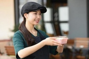 【週3～/実働6H～相談OK】即日～長期＜羽田空港＞高時給1700円＋交通費◇9:00～21:00内シフト制◇飲食経験者歓迎◇羽田空港だけで出会える！バームクーヘン専門店から生まれたカフェ◇接客＆ドリンク・ソフトクリーム等の作製◇制服貸与 / 週払い可/学生.20代.30代.40代男女スタッフさん活躍中！＜専用フォーム返信＆オンラインで簡単登録＞FD-T-gps-long-cafe